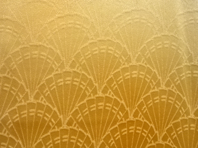  檜扇青海波模様織り出し暈し色無地着物